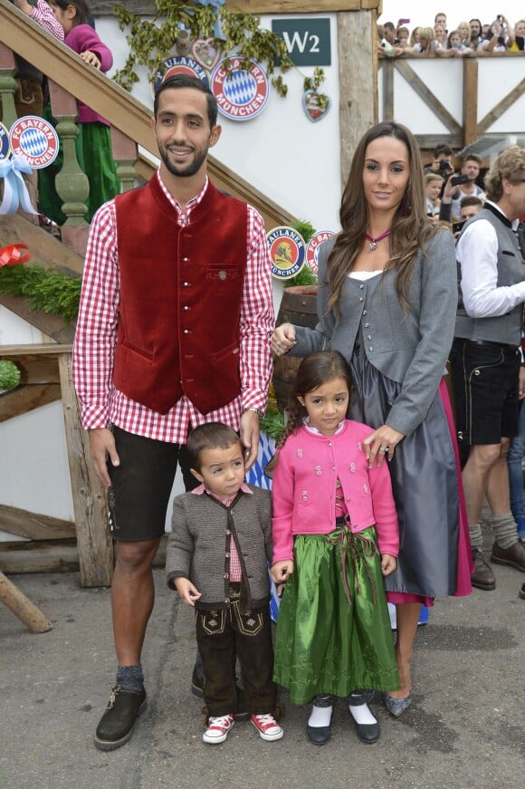 Mehdi Benatia avec sa femme Cécile Benatia et ses enfants Kays et Lina à Munich pour fêter l'Oktoberfest en famille le 5 octobre 2014
