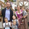 José Manuel Reina avec sa femme Yolanda et ses enfants Alma, Reina, Luca et Thiago à Munich pour fêter l'Oktoberfest en famille le 5 octobre 2014