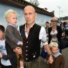 Arjen Robben avec sa femme Bernadien Eillert et ses enfants Kindern Lynn, Luka, Kai Robben à Munich pour fêter l'Oktoberfest en famille le 5 octobre 2014
