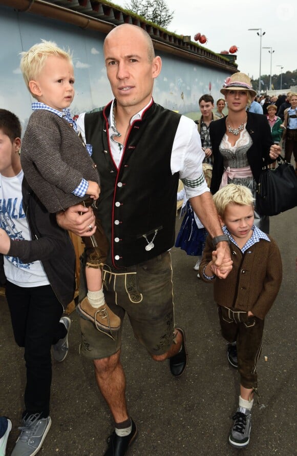 Arjen Robben avec sa femme Bernadien Eillert et ses enfants Kindern Lynn, Luka, Kai Robben à Munich pour fêter l'Oktoberfest en famille le 5 octobre 2014