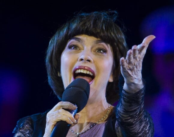 Mireille Mathieu chante lors du festival international de musique militaire Spasskaya Tower 2014 à Moscou le 7 septembre 2014