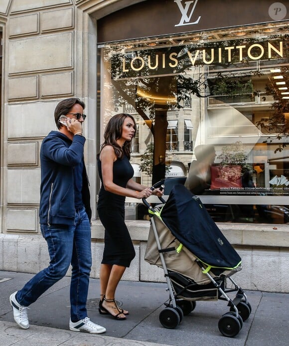 Tamara Ecclestone son époux Jay Rutland et leur fille Sophia dans les rues de Paris le 19 septembre 2014