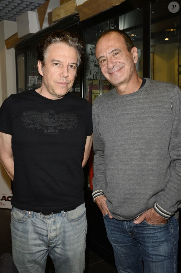 Exclusif - Philippe Vandel et Gérard Miller - Philippe Vandel dédicace sa bande dessinée "Les Pourquoi en BD" à la librairie BD Net à Paris, le 26 septembre 2014.