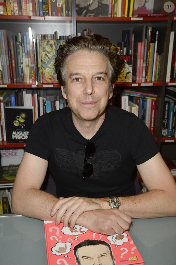 Exclusif - Philippe Vandel dédicace sa bande dessinée "Les Pourquoi en BD" à la librairie BD Net à Paris, le 26 septembre 2014.