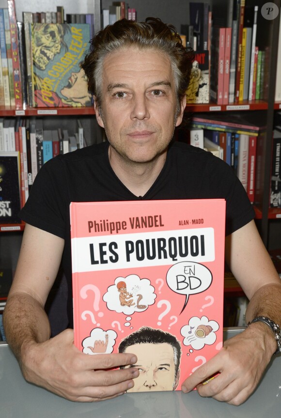 Exclusif - Philippe Vandel dédicace sa bande dessinée "Les Pourquoi en BD" à la librairie BD Net à Paris, le 26 septembre 2014.