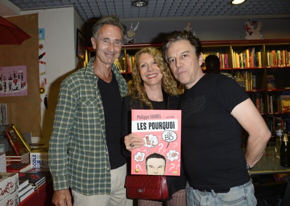 Exclusif - Thierry Lhermitte, sa femme Hélène Lhermitte et Philippe Vandel - Philippe Vandel dédicace sa bande dessinée "Les Pourquoi en BD" à la librairie BD Net à Paris, le 26 septembre 2014.