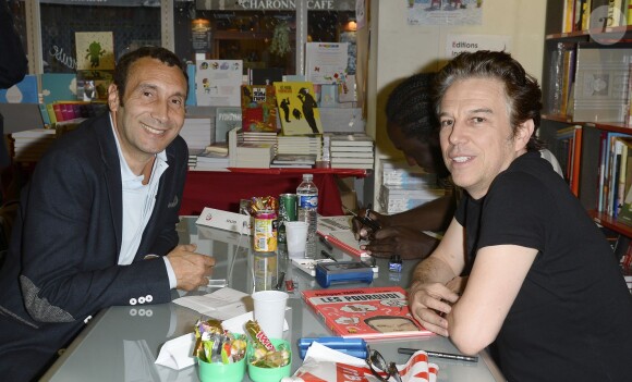 Exclusif - Zinedine Soualem et Philippe Vandel - Philippe Vandel dédicace sa bande dessinée "Les Pourquoi en BD" à la librairie BD Net à Paris, le 26 septembre 2014.