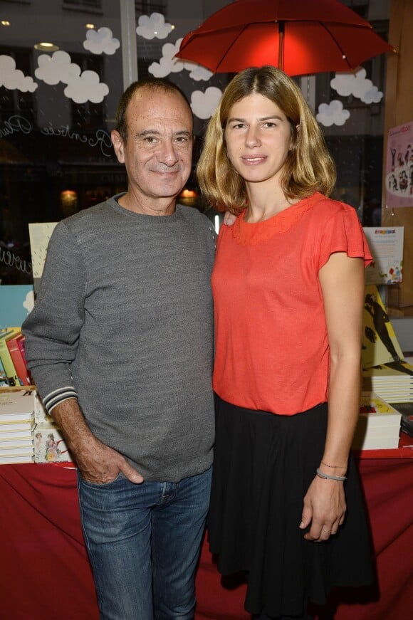 Exclusif - Gérard Miller et sa compagne Anaïs - Philippe Vandel dédicace sa bande dessinée "Les Pourquoi en BD" à la librairie BD Net à Paris, le 26 septembre 2014.