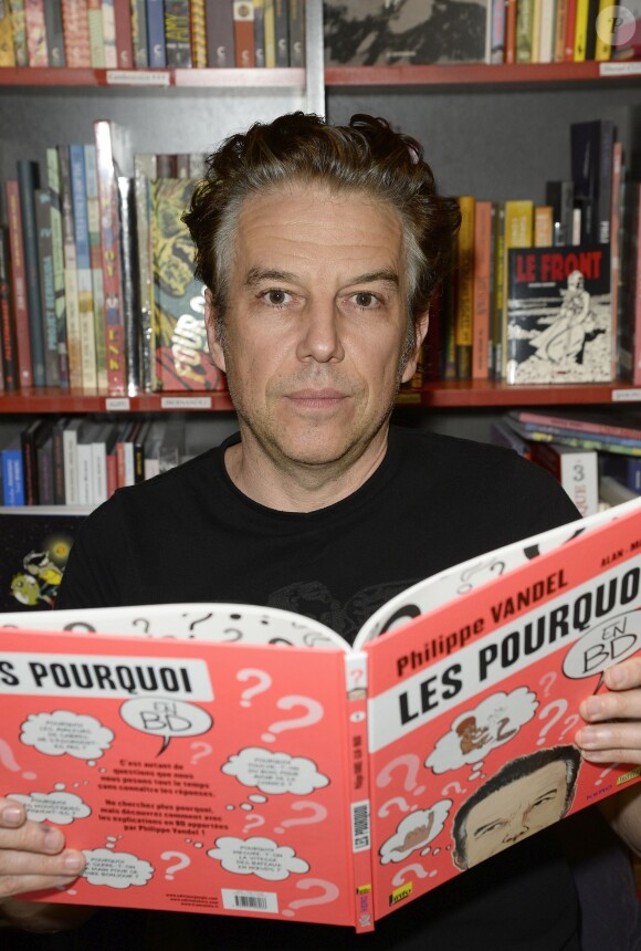Exclusif - Philippe Vandel dédicace sa bande dessinée "Les Pourquoi en BD" à la librairie BD Net à Paris, le 26 septembre 2014.