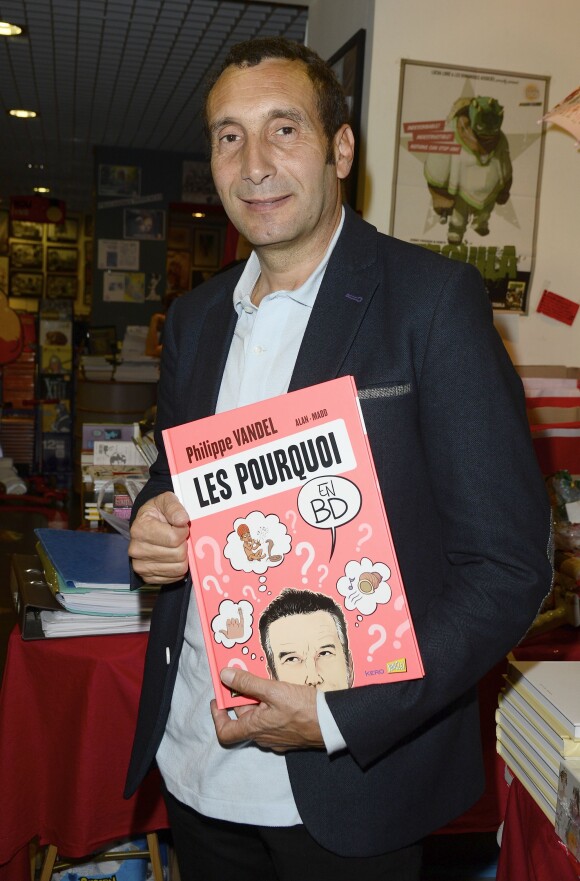 Exclusif - Zinedine Soualem - Philippe Vandel dédicace sa bande dessinée "Les Pourquoi en BD" à la librairie BD Net à Paris, le 26 septembre 2014.