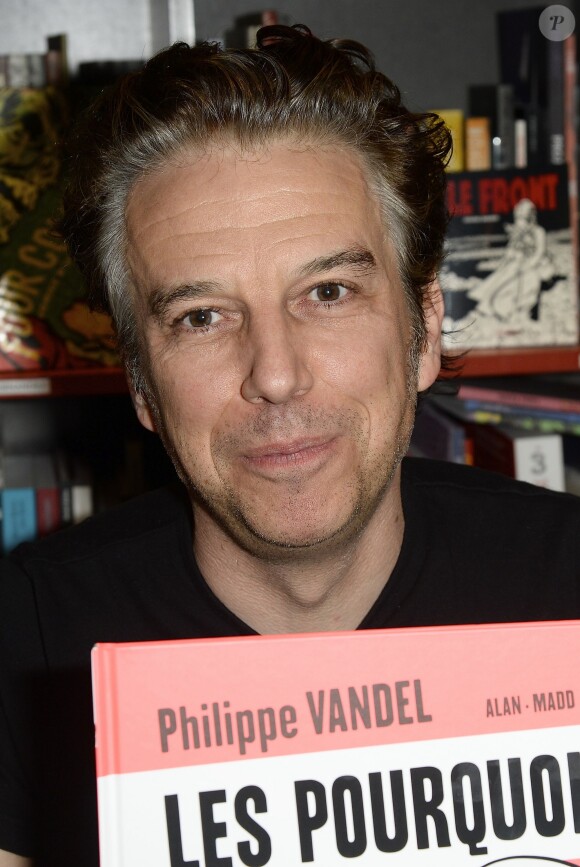 Exclusif - Philippe Vandel dédicace sa bande dessinée "Les Pourquoi en BD" à la librairie BD Net à Paris, le 26 septembre 2014.