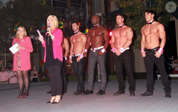 Olivia Newton-John participe à un événement pour la lutte contre le cancer du sein avec les chippendales de Las Vegas, le 6 octobre 2014.