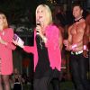 Olivia Newton-John s'engage dans la lutte contre le cancer du sein avec les chippendales de Las Vegas, le 6 octobre 2014.