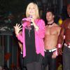Olivia Newton-John s'engage dans la lutte contre le cancer du sein avec les chippendales de Las Vegas, le 6 octobre 2014.