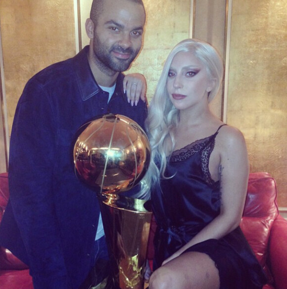 Lady Gaga et Tony Parker posent avec le trophée NBA à Berlin le 8 octobre 2014