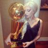 Lady Gaga pose avec le trophée NBA à Berlin le 8 octobre 2014