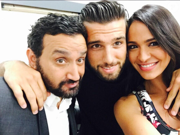 Leila et Aymeric avec Cyril Hanouna le 1er octobre 2014 dans les coulisses de TPMP sur D8.