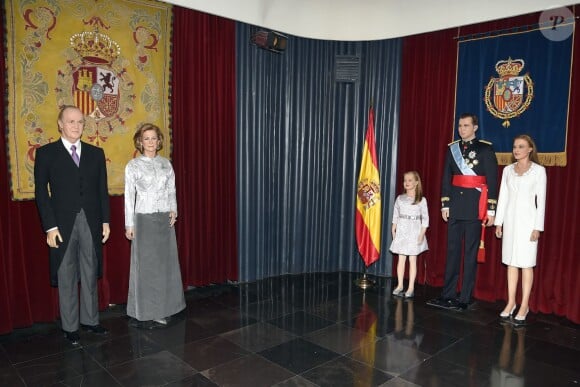 Les reproductions du roi Juan Carlos et de la reine Sofia face à celles de la princesse Leonor des Asturies, du roi Felipe VI d'Espagne et de son épouse la reine Letizia : leurs nouvelles statues au Musée de cire de Madrid, inspirées du jour du couronnement du nouveau souverain le 19 juin 2014, ont été dévoilées le 10 octobre 2014, et ce n'est pas franchement une réussite...