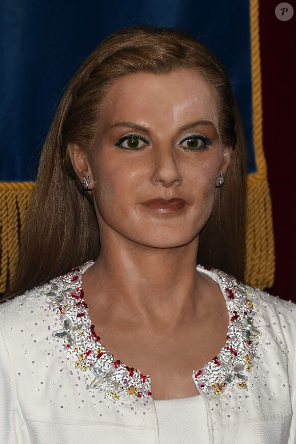La reine Letizia d'Espagne fait peur à voir, dans sa version de cire... Les nouvelles statues du roi Felipe VI et de la reine Letizia d'Espagne au Musée de cire de Madrid, inspirées du jour du couronnement du nouveau souverain le 19 juin 2014, ont été dévoilées le 10 octobre 2014, et ce n'est pas franchement une réussite...