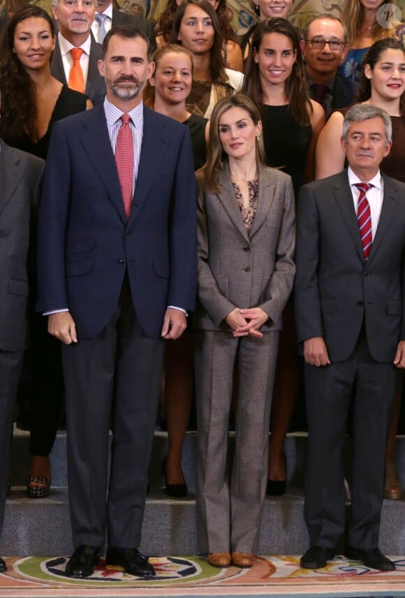 Le roi Felipe VI et la reine Letizia d'Espagne reçoivent les membres de l'équipe féminine de waterpool et les nageuses qui ont participé aux championnats européens de Budapest et de Berlin, au Palais de la Zarzuela à Madrid, le 10 octobre 2014.