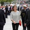 La reine Letizia d'Espagne a notamment accueilli le roi Juan Carlos Ier et lui a mis un petit autocollant de la Croix Rouge lors de la journée de la Croix Rouge à Madrid, le 8 octobre 2014.