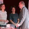 La reine Letizia d'Espagne a notamment accueilli le roi Juan Carlos Ier et lui a mis un petit autocollant de la Croix Rouge lors de la journée de la Croix Rouge à Madrid, le 8 octobre 2014.