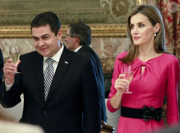 Le roi Felipe VI et la reine Letizia d'Espagne recevaient le 1er octobre 2014 le couple présidentiel hondurien à Madrid.