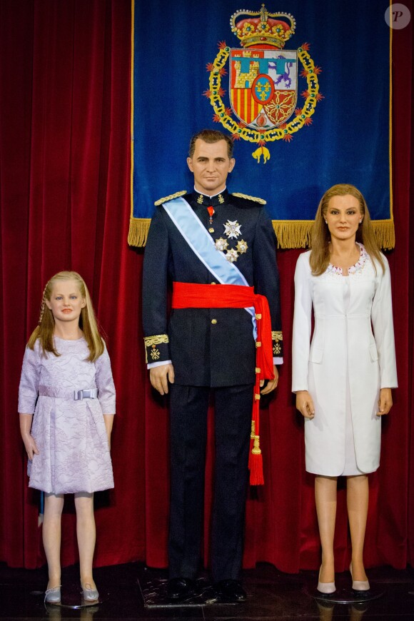 Le roi Felipe VI et la reine Letizia d'Espagne ainsi que leur fille Leonor, princesse des Asturies, ont désormais de nouvelles statues de cire au Musée de cire de Madrid. Dévoilées à la presse le 10 octobre 2014, ce n'est franchement pas une réussite...