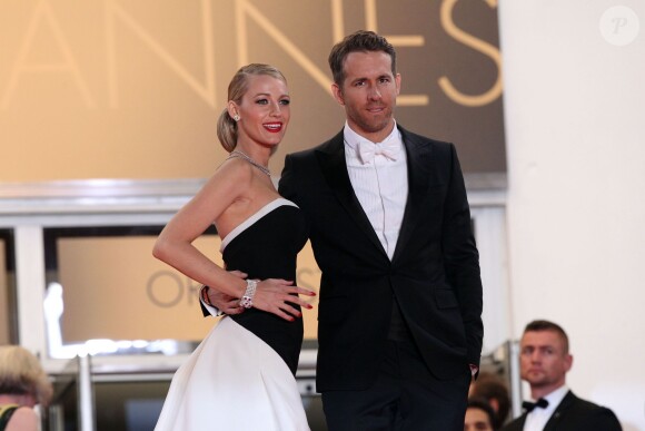 Blake Lively et son mari Ryan Reynolds sur la montée des marches du film "Captives" lors du 67e Festival du film de Cannes le 16 mai 2014