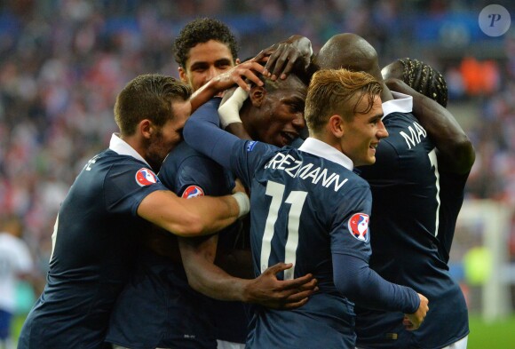 Paul Pogba célèbre son but avec ses partenaires lors du match France-Portugal (2-1) au Stade de France à Saint-Denis, le 11 octobre 2014