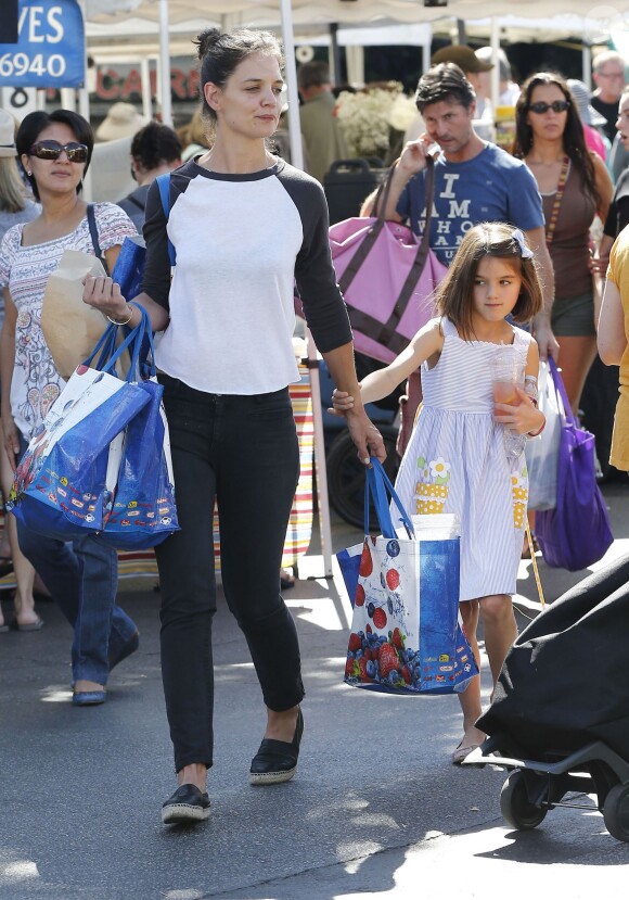 Katie Holmes et sa fille Suri au Farmers Market à Calabasas, le 11 octobre 2014.
