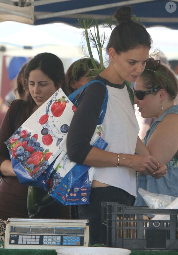Katie Holmes et sa fille Suri au Farmers Market à Calabasas, le 11 octobre 2014.