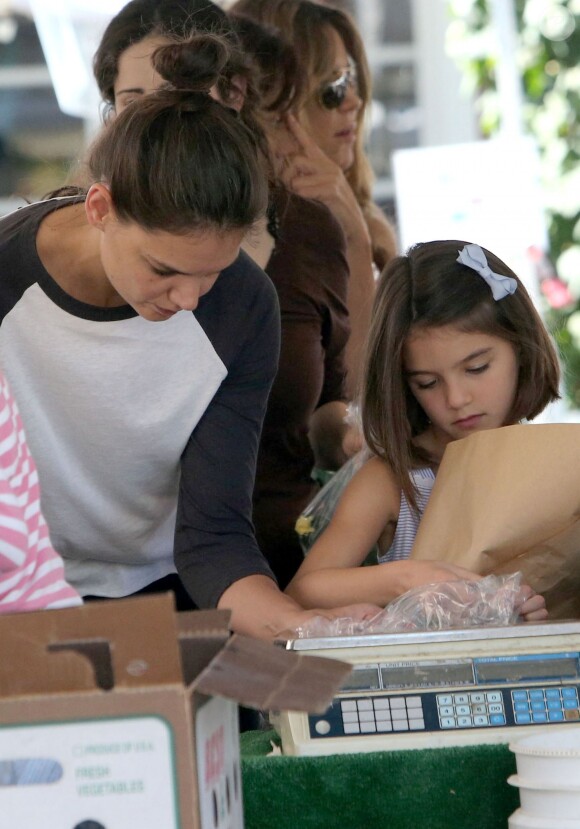 L'actrice Katie Holmes et sa fille Suri au Farmers Market à Calabasas, le 11 octobre 2014.