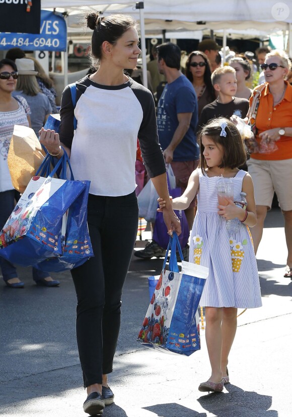 Katie Holmes et sa fille Suri au Farmers Market à Calabasas, le 11 octobre 2014.