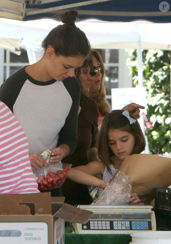 Katie Holmes et sa fille Suri au Farmers Market à Calabasas, le 11 octobre 2014.