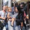 Kourtney Kardashian enceinte, sa fille Penelope et sa soeur Kendall Jenner vont déjeuner au restaurant "Nate'n Al Delicastessen" à Beverly Hills, le 14 octobre 2014.
