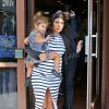 Kourtney Kardashian enceinte, sa fille Penelope et sa soeur Kendall Jenner vont déjeuner au restaurant "Nate'n Al Delicastessen" à Beverly Hills, le 14 octobre 2014.