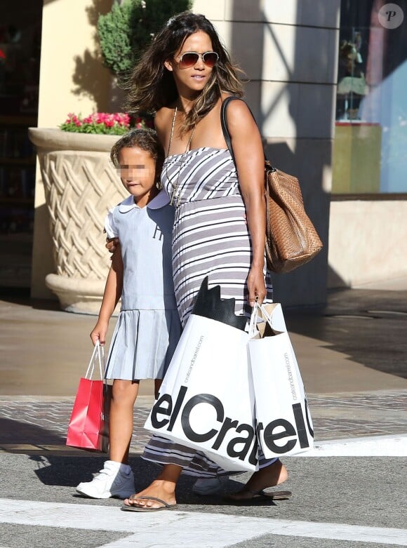 Halle Berry emmène sa fille Nahla faire du shopping à "The Grove" à Los Angeles, le 29 septembre 2014