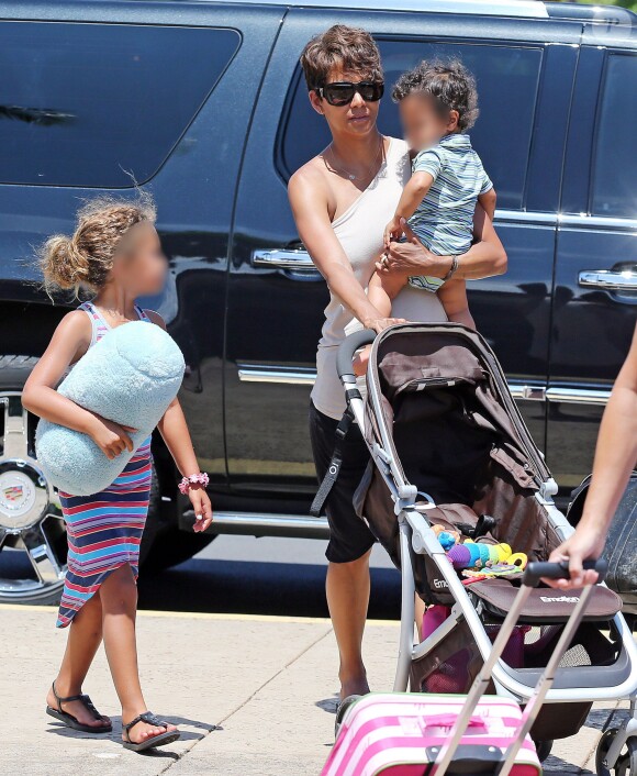 Exclusif - Halle Berry prend un vol à l'aéroport de Maui à Hawaï avec son mari Olivier Martinez, sa fille Nahla et leur fils Maceo, le 1er septembre 2014