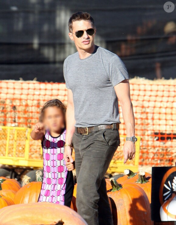 Olivier Martinez  emmène la fille de cette dernière, Nahla, au "Mr. Bones Pumpkin Patch" à West Hollywood, le 7 octobre 2013.