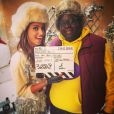 La chanteuse Tal sur le tournage du programme court "Nos chers voisins" (TF1). La série proposera une soirée avec des guests pour Noël. Elle pose ici avec Issa Doumbia. Octobre 2014.