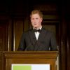 Le prince Harry au micro lors du dîner de bienfaisance du 100 Women in Hedge Funds, le 16 octobre 2014 au Royal Hospital de Chelsea à Londres, au profit de WellChild, dont il est le parrain.