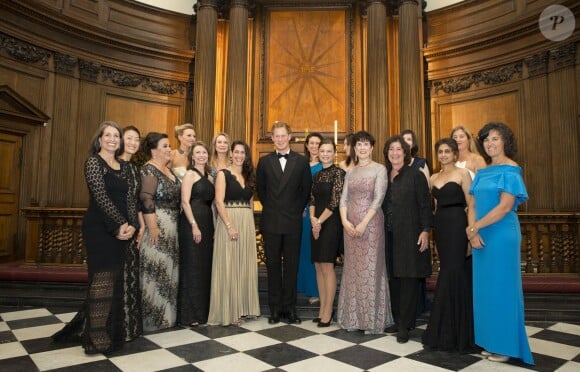 Le prince Harry était bien entouré, invité d'honneur du dîner de bienfaisance du 100 Women in Hedge Funds, le 16 octobre 2014 au Royal Hospital de Chelsea à Londres, au profit de WellChild, dont il est le parrain.