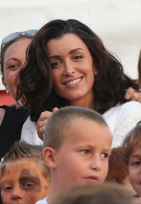 Ảnh: Ca sĩ Jenifer Bartoli tham gia sự kiện "La Marie Do" lần thứ 8 tại Ajaccio cùng dàn hợp xướng thiếu nhi của hiệp hội và lễ thả bóng bay truyền thống