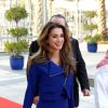 La reine Rania de Jordanie, en déplacement dans les Emirats arabes unis, a visité le siège de la compagnie de télévision Middle East Broadcasting et la rédaction de la chaîne Al Arabiya le 15 octobre 2014 à Dubai.