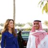 La reine Rania de Jordanie, en déplacement dans les Emirats arabes unis, a visité avec le cheikh Waleed al-Ibrahim le siège de la compagnie de télévision Middle East Broadcasting et la rédaction de la chaîne Al Arabiya le 15 octobre 2014 à Dubai.
