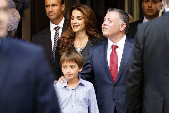 La reine Rania et le roi Abdullah II de Jordanie quittent leur hôtel avec leur fils le prince Hashem à Paris le 18 septembre 2014