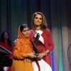 La reine Rania de Jordanie remettait le 25 septembre 2013 à Malala le prix Leadership in Civil Society lors des Clinton Global Citizen Awards, à New York.