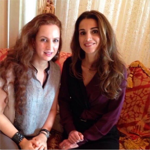 Rania de Jordanie heureuse de retrouver sa grande amie la princesse Lalla Salma du Maroc le 16 octobre 2014 lors de son déplacement aux Emirats arabes unis à l'occasion d'une conférence à Charjah sur le sort des réfugiés. Photo publiée sur Instagram le 17 octobre 2014.