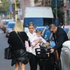 Michelle Hunziker, enceinte de son troisième enfant, emmenait sa petite Sole jouer dans un square de Milan le 17 octobre 2014, une semaine après son mariage avec Tomaso Trussardi.